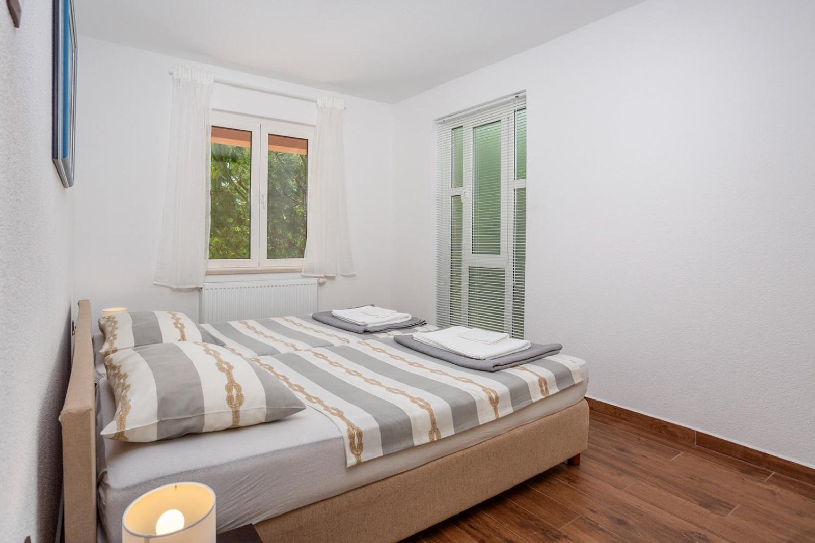 Apartments Villa Temer Pinezići Exteriör bild